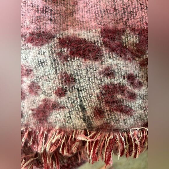 Vince Camuto burgundy leopard print wool cape with fringe - Picture 9 of 10